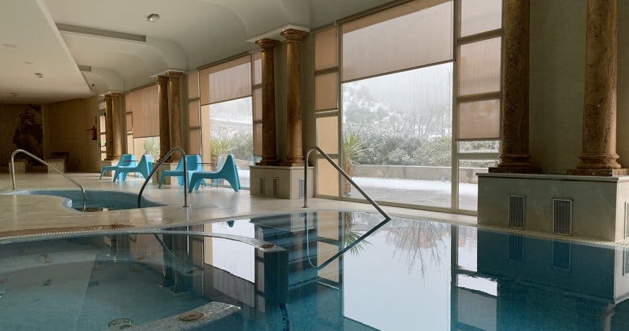 Bienestar acuático: piscina dinámica, jacuzzi y sauna