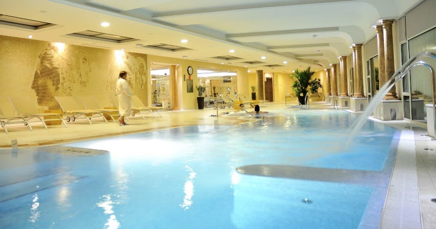 Bienestar acuático: piscina dinámica, jacuzzi y sauna