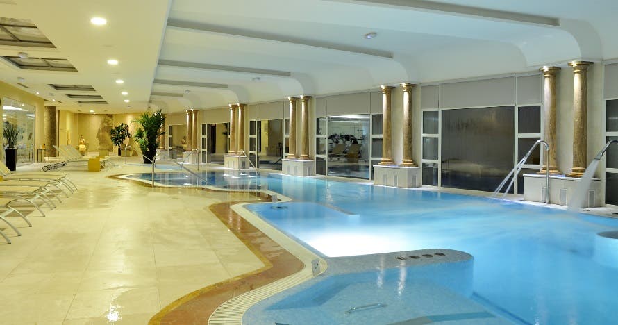 Bienestar acuático: piscina dinámica, jacuzzi y sauna