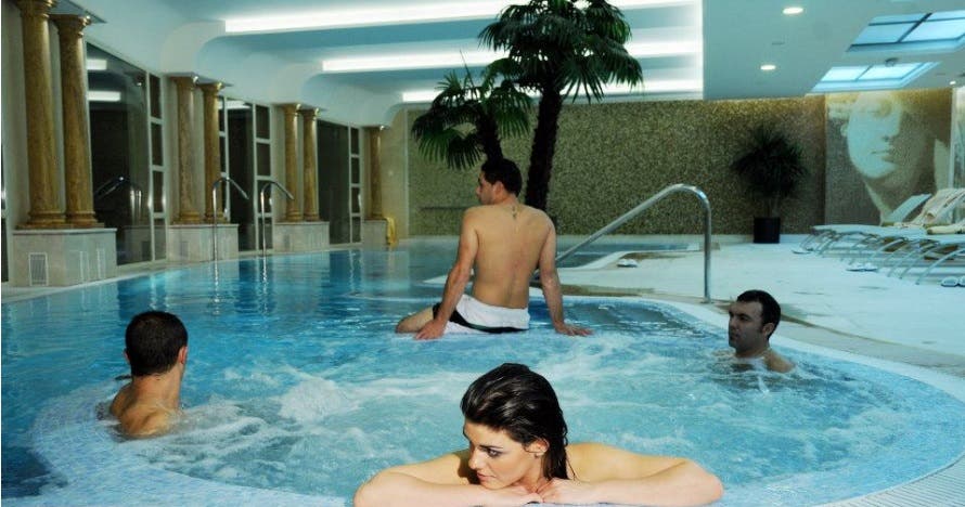 Bienestar acuático: piscina dinámica, jacuzzi y sauna