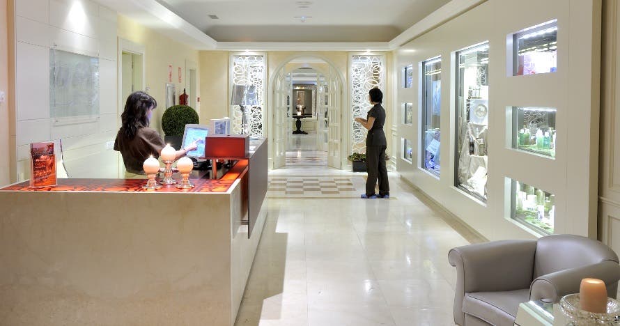 Bienestar acuático: piscina dinámica, jacuzzi y sauna