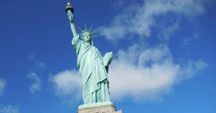 Explora la Estatua de la libertad y descubre el emblema de NY