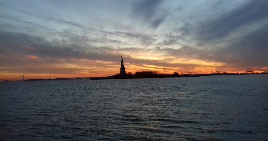 Explora la Estatua de la libertad y descubre el emblema de NY