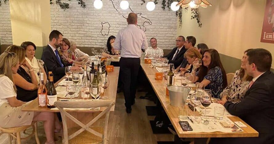 Experiencia Gourmet: Vinos y Quesos Italianos Premium en cata