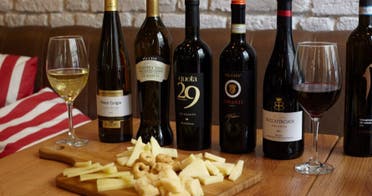 Experiencia gourmet: Vinos y quesos italianos premium en cata foto 2