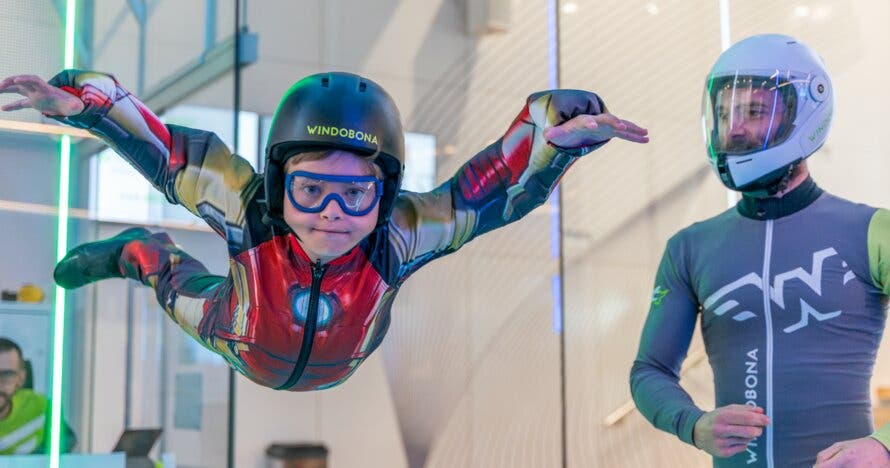 Niños volando como superhéroes en túnel de viento