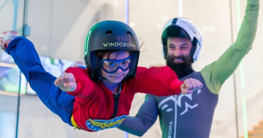 Niños volando como superhéroes en túnel de viento