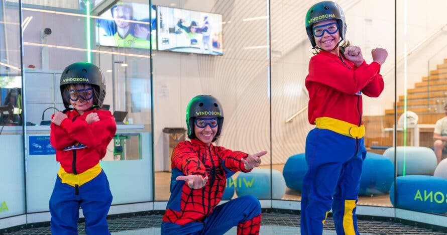 Niños volando como superhéroes en túnel de viento