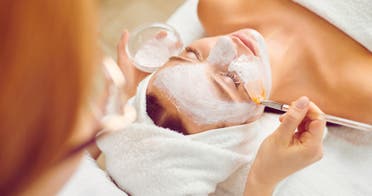 Piel radiante y purificada con tratamiento facial eco-vegano