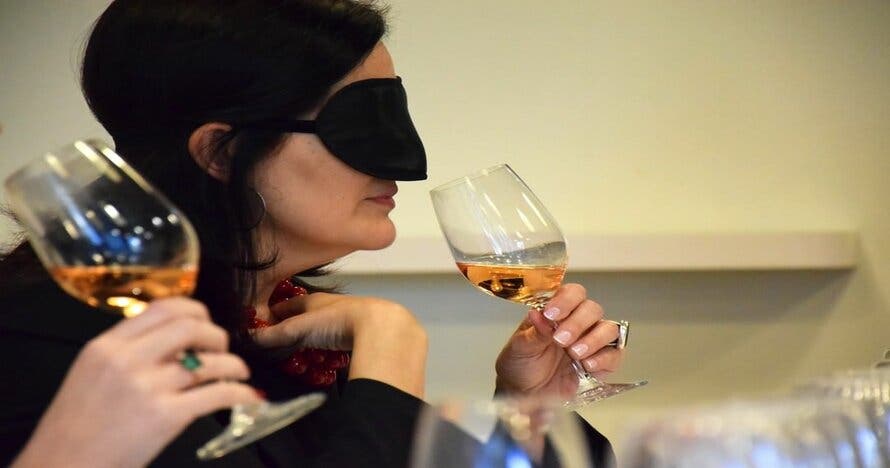 Cata de vinos y espumosos a ciegas con antifaz y quesos artesanos