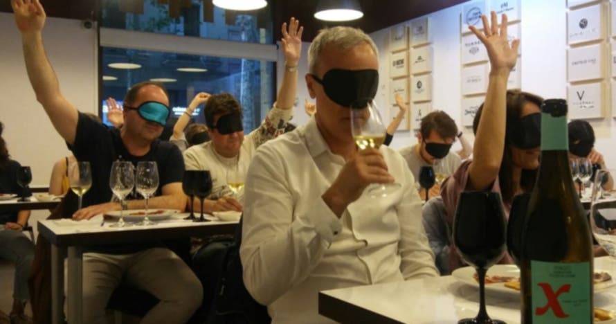 Cata de vinos y espumosos a ciegas con antifaz y quesos artesanos