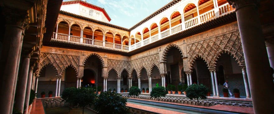 Explora el Alcázar de Sevilla: historia, cultura y arquitectura