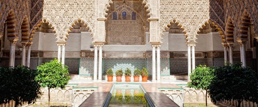 Explora el Alcázar de Sevilla: historia, cultura y arquitectura