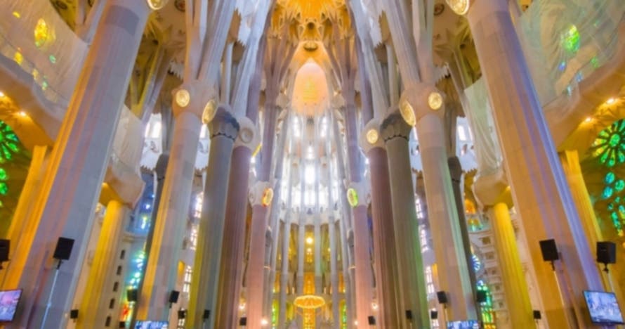 Descubre la Sagrada Familia con guía y acceso a las torres