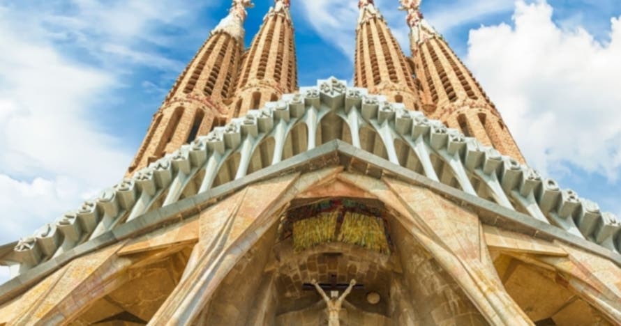 Descubre la Sagrada Familia con guía y acceso a las torres