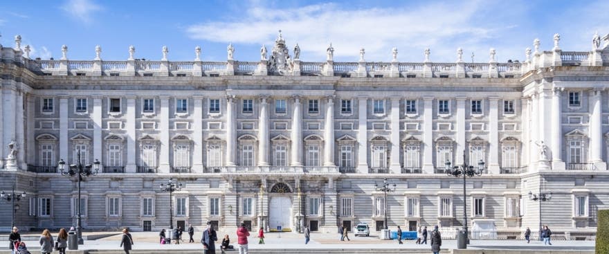 Descubre el Palacio Real de Madrid con guía y sin colas