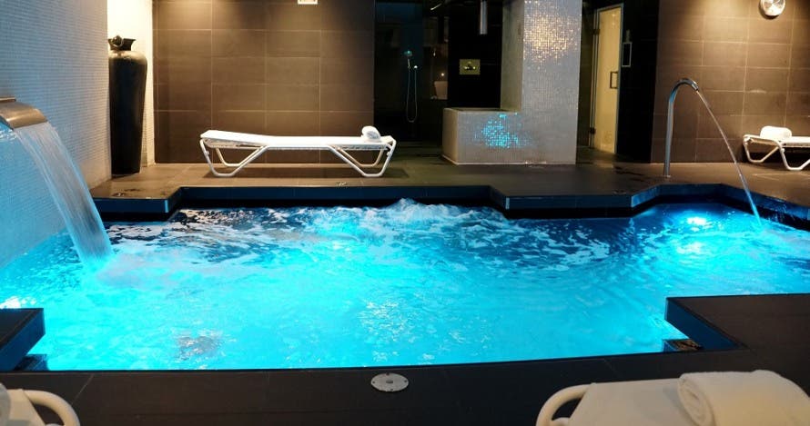 Relájate y disfruta: Spa con copa de cava y masaje opcional en Grums