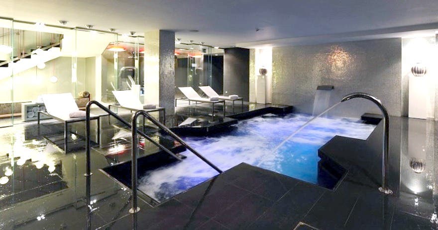 Relájate y disfruta: Spa con copa de cava y masaje opcional en Grums