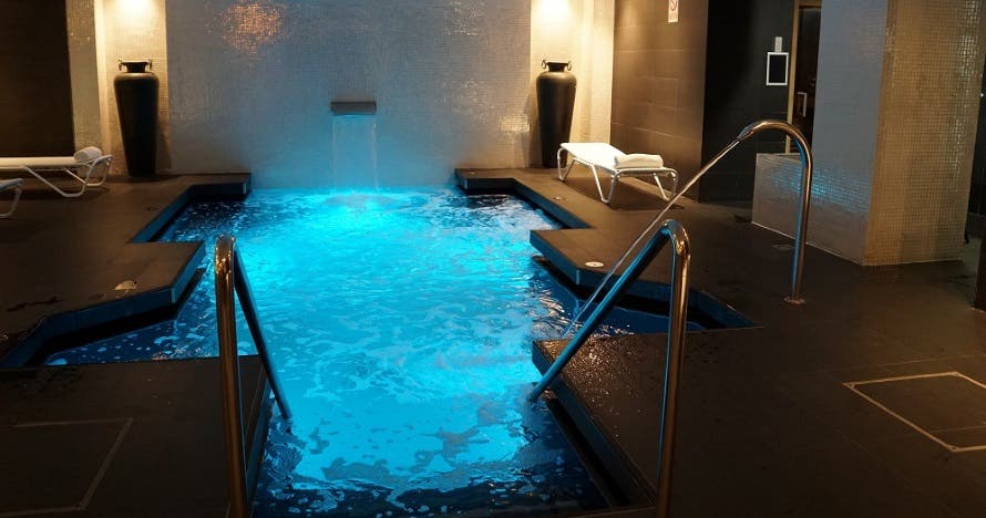 Relájate y disfruta: Spa con copa de cava y masaje opcional en Grums