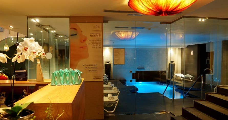 Relájate y disfruta: Spa con copa de cava y masaje opcional en Grums