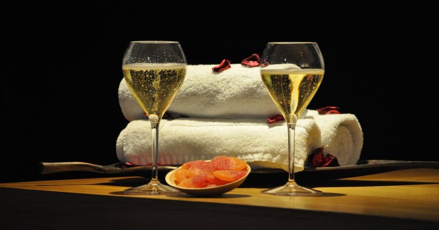 Relájate y disfruta: Spa con copa de cava y masaje opcional en Grums