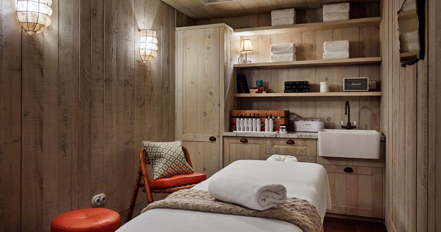 Oasis de relajación en Barcelona: masaje, piscina, sauna y vino