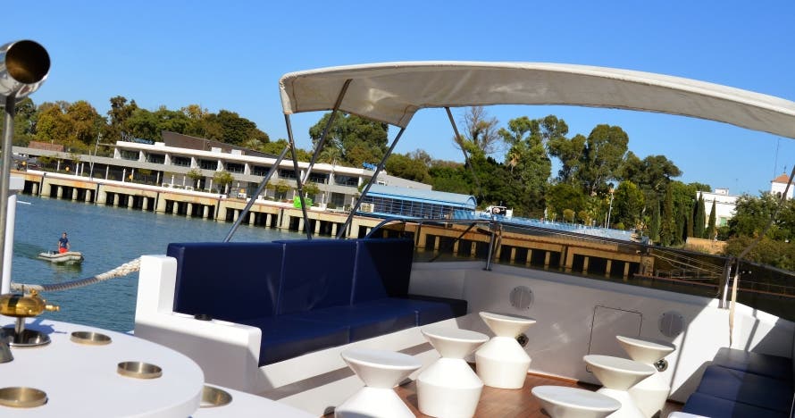 Paseo en yate por el Guadalquivir con almuerzo o cena exclusivos