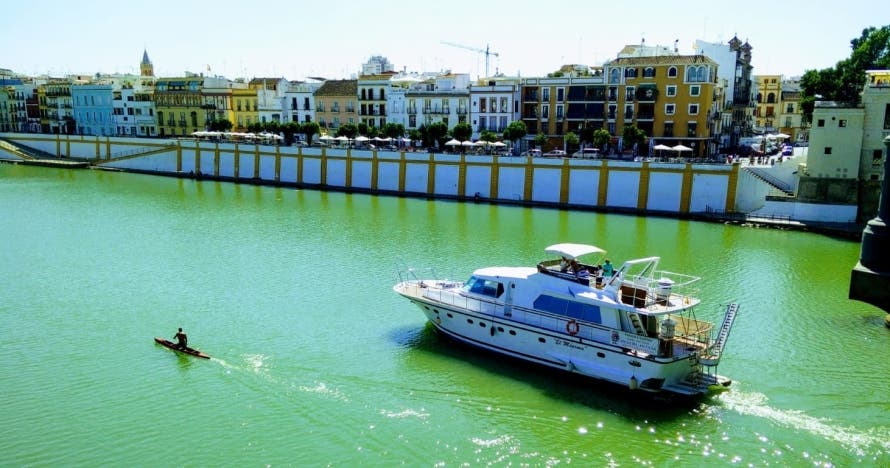 Paseo en yate por el Guadalquivir con almuerzo o cena exclusivos