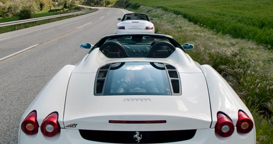 Al volante de un Ferrari o Corvette, la adrenalina de la velocidad