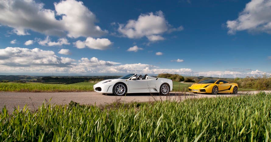 Al volante de un Ferrari o Corvette, la adrenalina de la velocidad