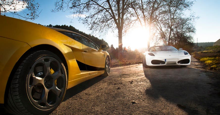 Al volante de un Ferrari o Corvette, la adrenalina de la velocidad