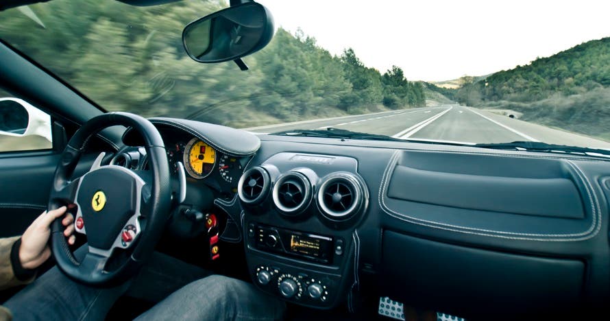 Al volante de un Ferrari o Corvette, la adrenalina de la velocidad