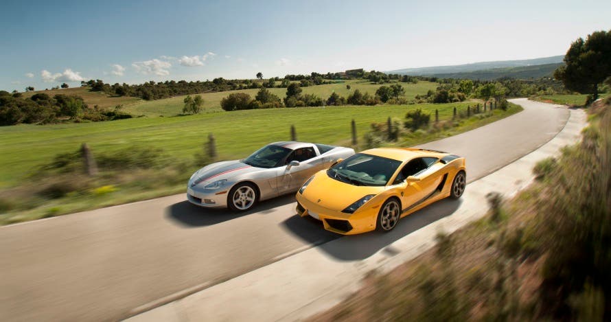 Al volante de un Ferrari o Corvette, la adrenalina de la velocidad