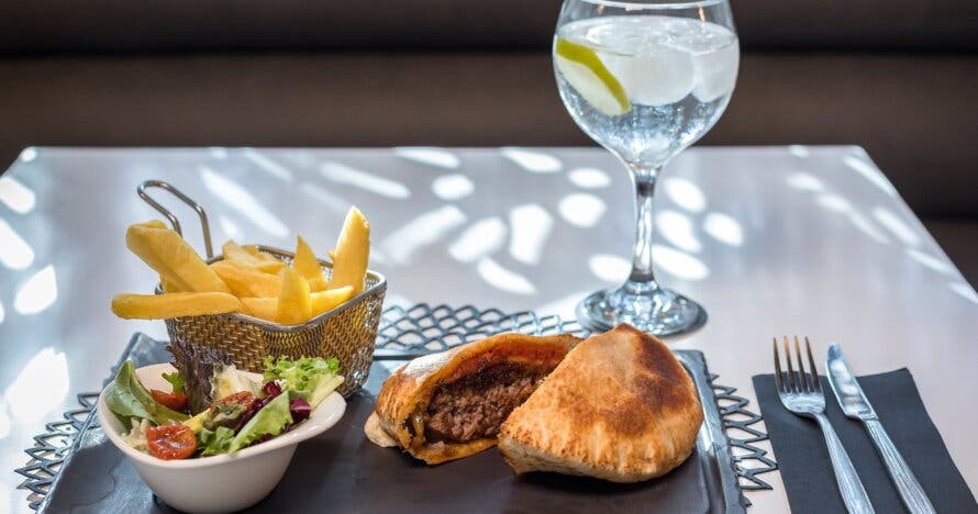 Deliciosa hamburguesa y gin tonic en el Blounge del Raval