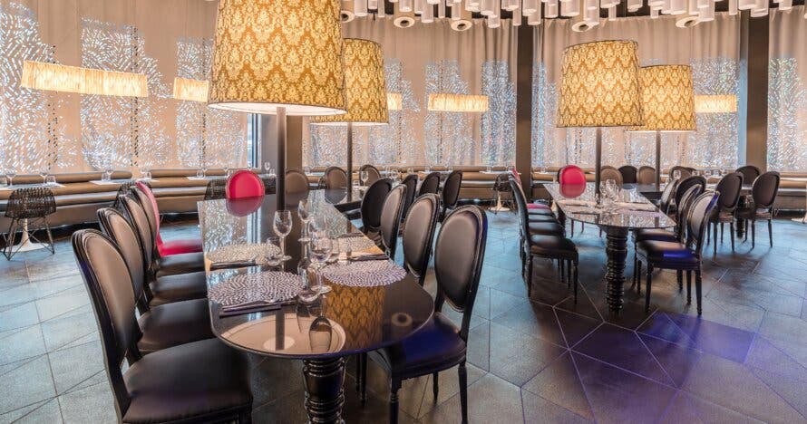 Deliciosa hamburguesa y gin tonic en el Blounge del Raval