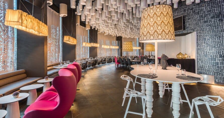 Deliciosa hamburguesa y gin tonic en el Blounge del Raval