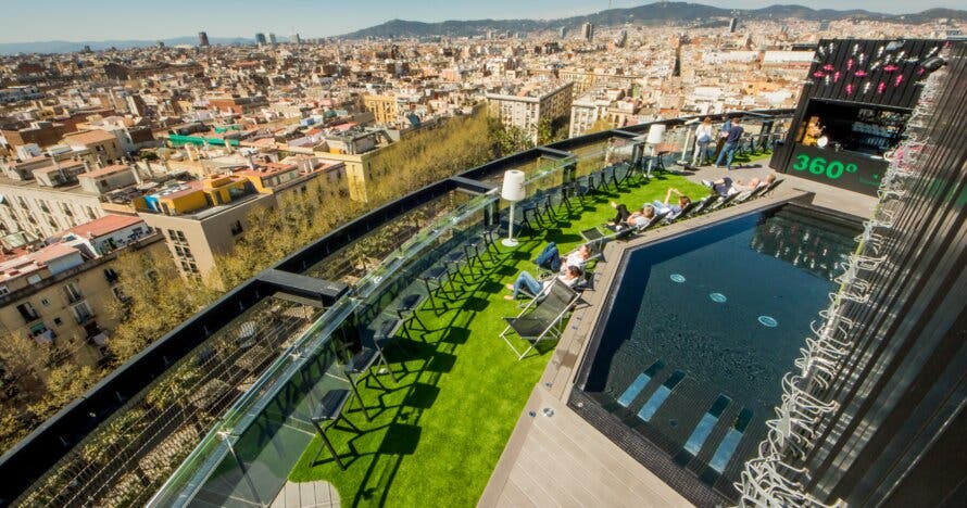 Deliciosa hamburguesa y gin tonic en el Blounge del Raval