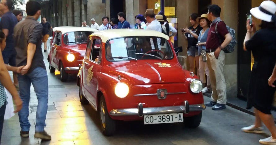 Conduce un Seat 600 con tapeo incluido. Tour nocturno