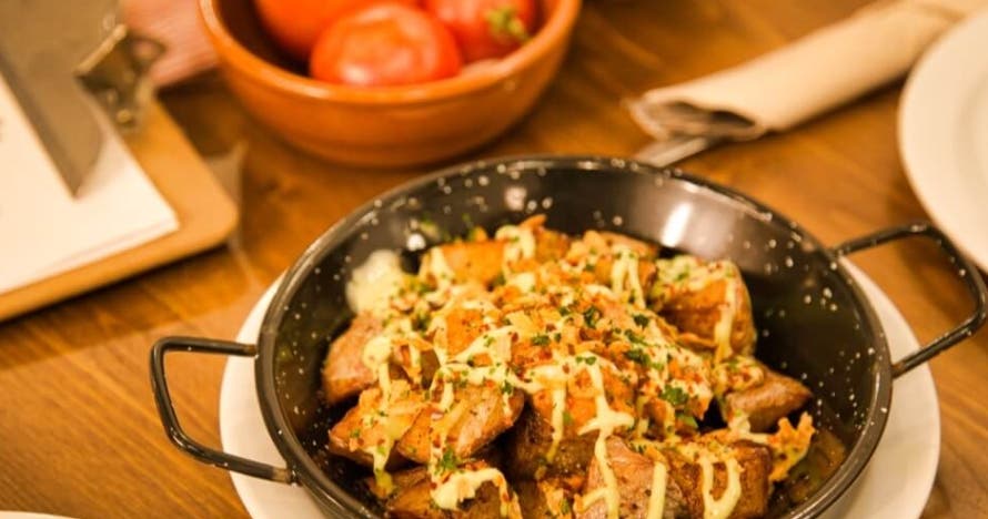 Maridaje de vinos y tapas km 0: una experiencia gastronómica única