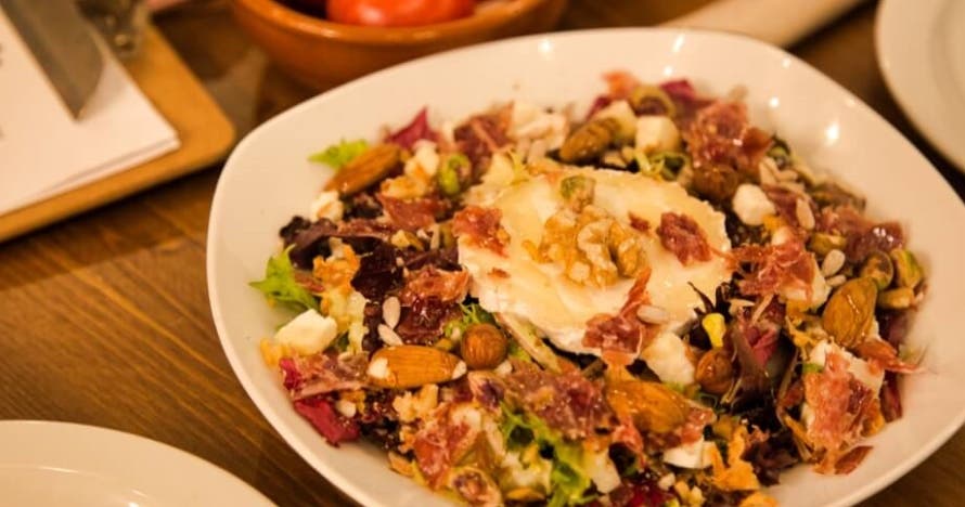 Maridaje de vinos y tapas km 0: una experiencia gastronómica única