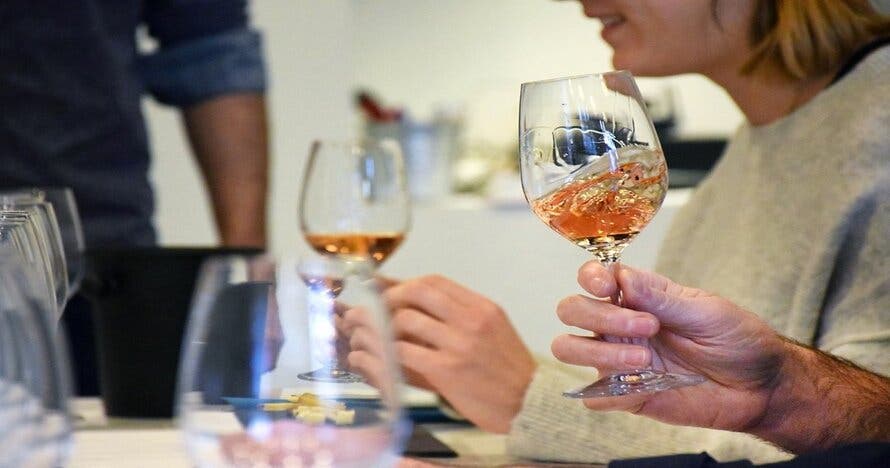 Cata de vinos y quesos artesanos: una experiencia inolvidable