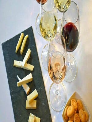 Cata de vinos y quesos artesanos: una experiencia inolvidable