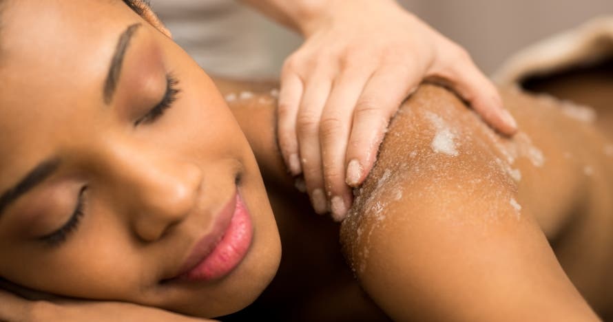 Piel suave y rejuvenecida con exfoliación y masaje relajante