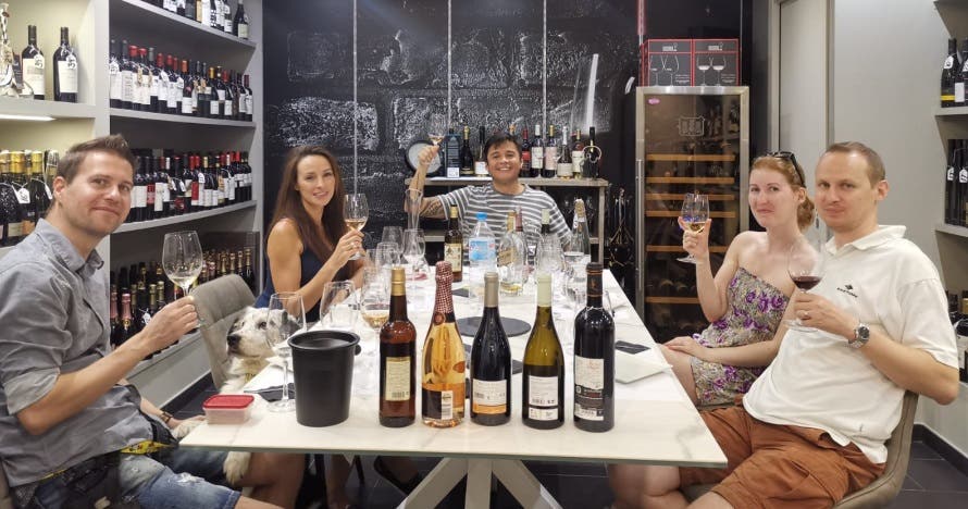 Regala una experiencia única: cata de vino o vermut en Barcelona