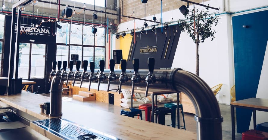Cerveza artesana en Cerveseria Sitgetana: tour y cata de 6 cervezas