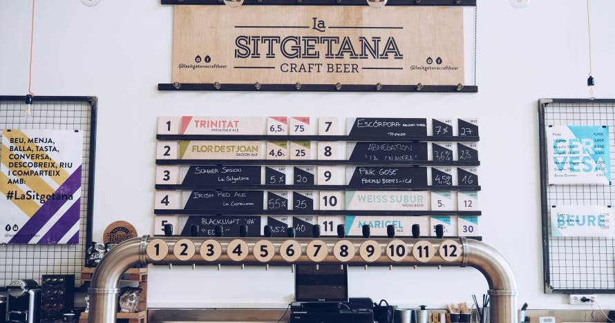 Cerveza artesana en Cerveseria Sitgetana: tour y cata de 6 cervezas