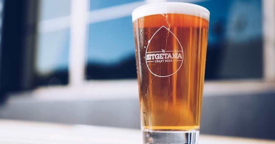 Cerveza artesana en Cerveseria Sitgetana: tour y cata de 6 cervezas