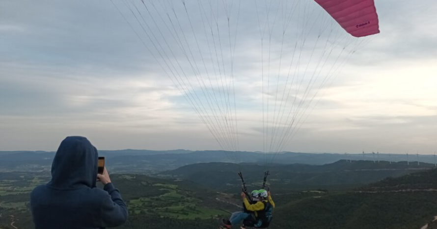 Vuelo en parapente biplaza en Igualada ¡Vive la aventura!