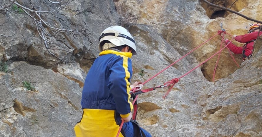 Espeleología + escalada + tirolina = Diversión en familia