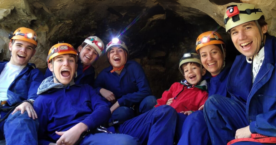 Espeleología + escalada + tirolina = Diversión en familia